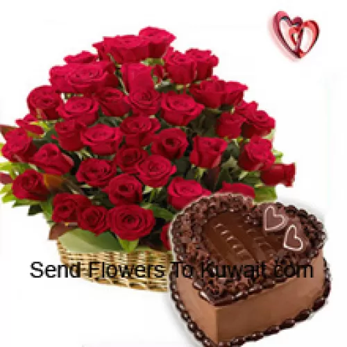 Un bel arrangement de 50 roses rouges accompagné d'un gâteau au chocolat en forme de cœur de 1 kg