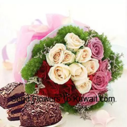 Bouquet de 8 roses roses, 8 blanches et 8 rouges avec des garnitures de saison accompagné d'un gâteau Forêt-Noire de 1 lb (1/2 kg)