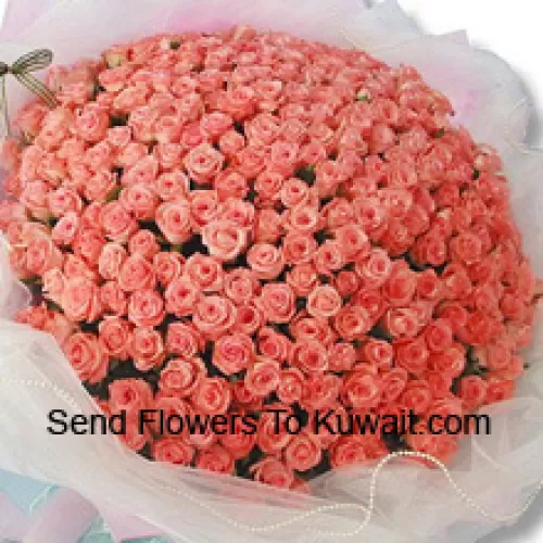 Un magnifique bouquet de 200 roses orange avec des remplissages saisonniers