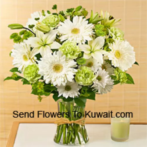Gerbères blanches, alstroemères blanches et autres fleurs de saison assorties arrangées magnifiquement dans un vase en verre