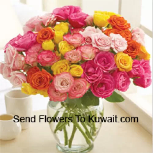 50 roses de différentes couleurs disposées magnifiquement dans un vase en verre