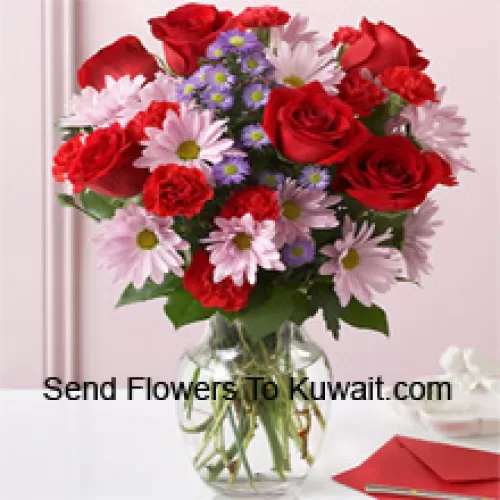 Roses rouges, oeillets rouges et gerberas roses avec des remplissages saisonniers dans un vase en verre - 24 tiges et remplissages