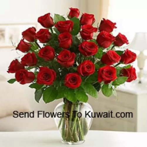 24 Roses Rouges Avec Quelques Fougères Dans Un Vase en Verre