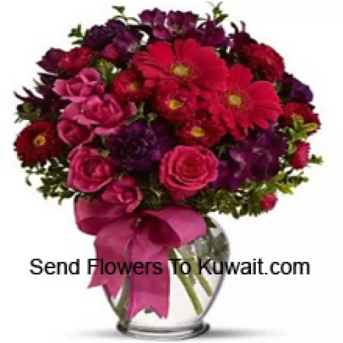Roses roses, Géraniums rouges et autres fleurs assorties disposées magnifiquement dans un vase en verre - 36 tiges et remplissages