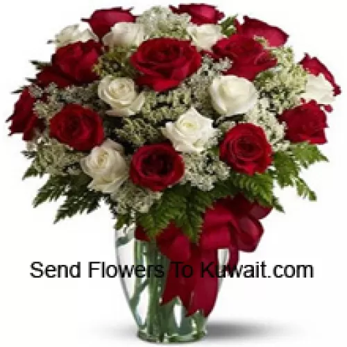 12 Roses Rouges et 12 Roses Blanches avec quelques fougères dans un vase en verre