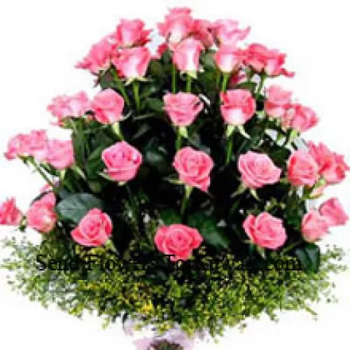 Panier de 30 roses roses avec garnitures saisonnières