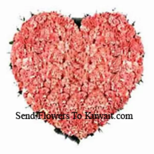 Arrangement en forme de cœur de 100 œillets roses