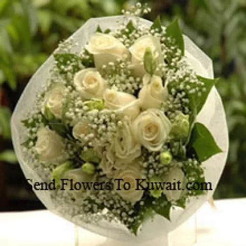 Bouquet de 12 roses blanches avec des remplissages