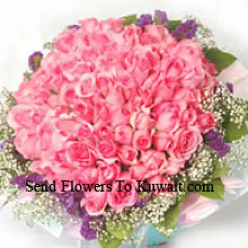 Bouquet de 100 roses roses avec des garnitures saisonnières