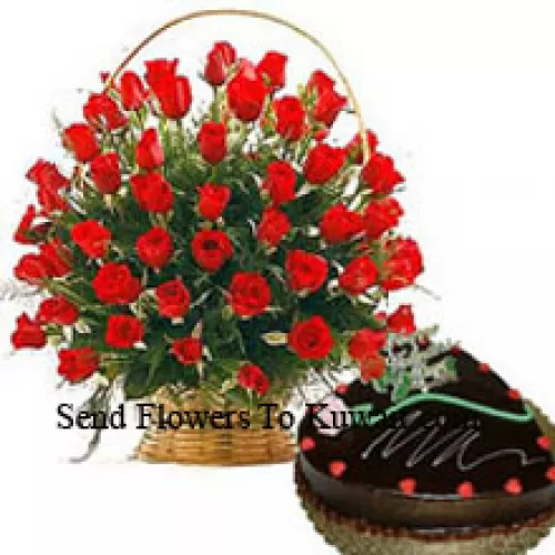 Un panier de 50 roses rouges avec des garnitures saisonnières et un gâteau au chocolat truffé en forme de cœur de 1 kg (2,2 lb)