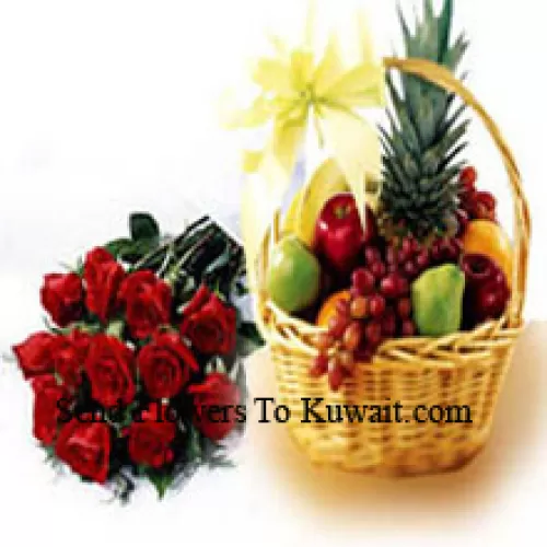 Bouquet de 12 roses rouges avec un panier de fruits frais de 5 kg (11 livres)