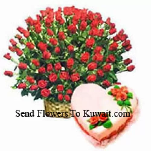 Panier de 200 roses rouges avec un gâteau en forme de cœur aux fraises de 1 kg