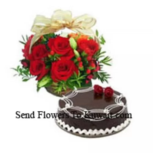 Panier de 12 roses rouges avec un gâteau au truffe au chocolat de 1 kg