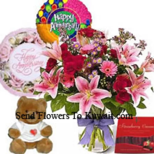 Fleurs assorties dans un vase, un mignon ours en peluche, une boîte de chocolats et un gâteau aux fraises de 1/2 kg (1 lb)