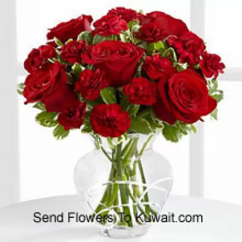 9 Roses rouges et 9 Carantions rouges dans un vase en verre