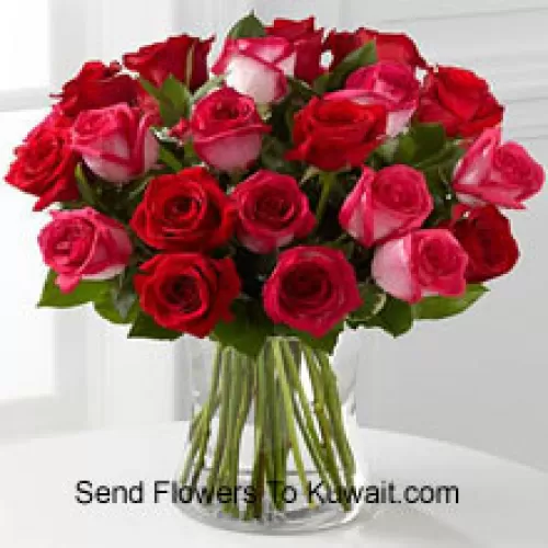 24 Roses (12 rouges et 12 roses bicolores) avec des éléments saisonniers dans un vase en verre